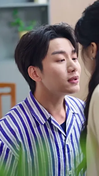 เขามาจากซากปรักหักพัง