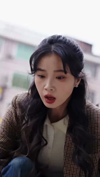 เขามาจากซากปรักหักพัง