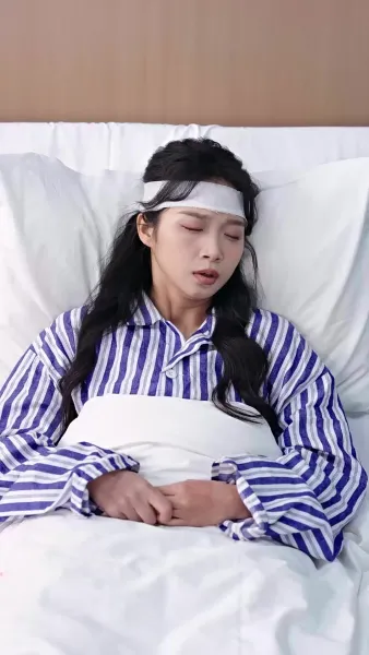 เขามาจากซากปรักหักพัง