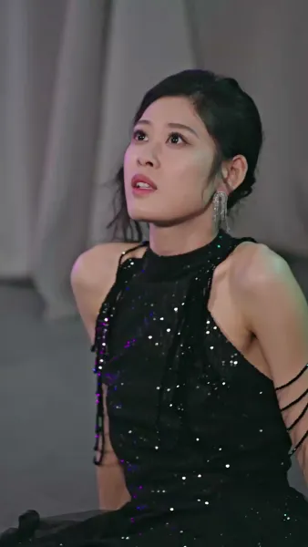 เขามาจากซากปรักหักพัง