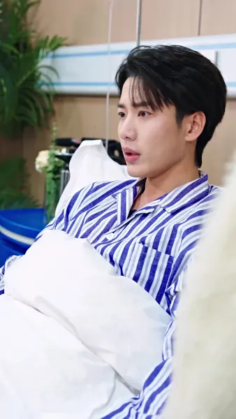 เขามาจากซากปรักหักพัง