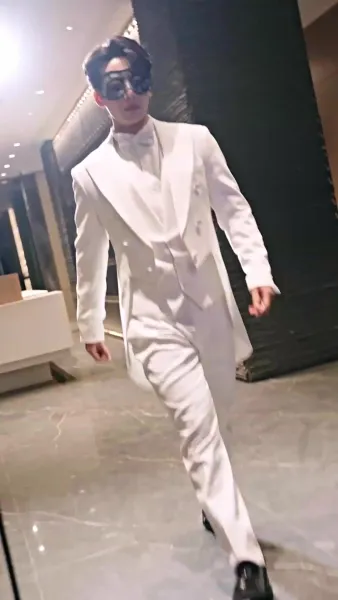 เขามาจากซากปรักหักพัง