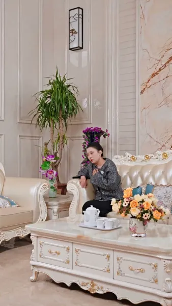 เขามาจากซากปรักหักพัง