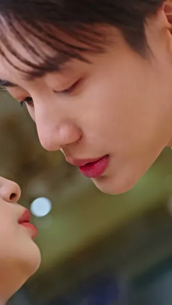 เขามาจากซากปรักหักพัง