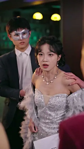 เขามาจากซากปรักหักพัง