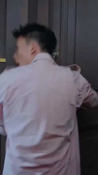 เสียงกระซิบหลังประตู