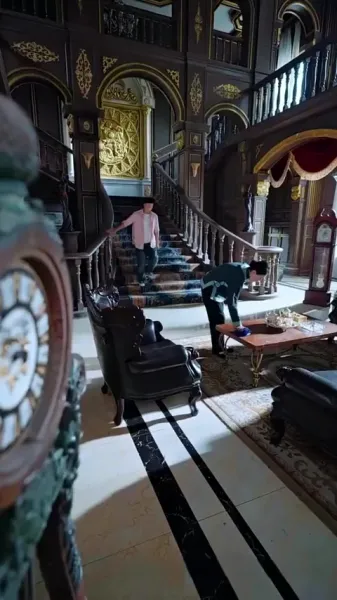 เสียงกระซิบหลังประตู