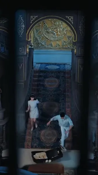 เสียงกระซิบหลังประตู