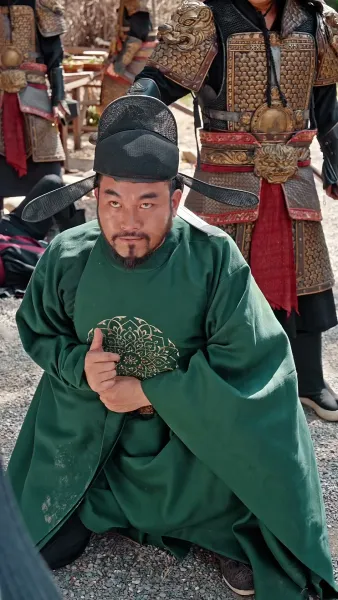 ฮ้องเต้อยู่เบื้องหน้าประตูเมือง