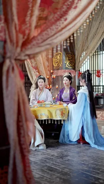 แสงหิ่งห้อยไม่อาจเทียบแสงจันทรา