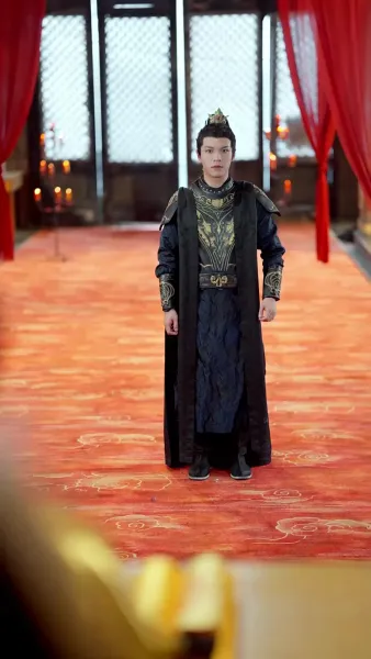 แสงหิ่งห้อยไม่อาจเทียบแสงจันทรา