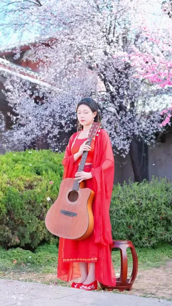 แสงหิ่งห้อยไม่อาจเทียบแสงจันทรา