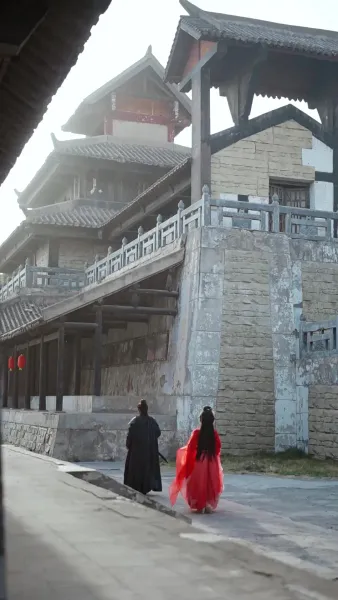 แสงหิ่งห้อยไม่อาจเทียบแสงจันทรา