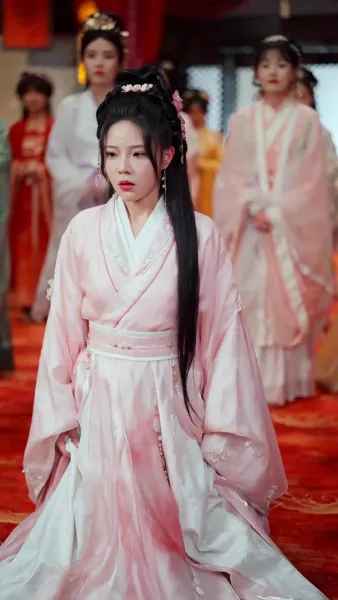 แสงหิ่งห้อยไม่อาจเทียบแสงจันทรา