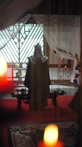 แสงหิ่งห้อยไม่อาจเทียบแสงจันทรา