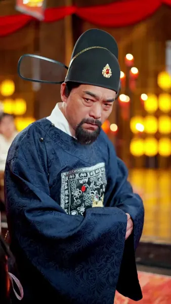 แสงหิ่งห้อยไม่อาจเทียบแสงจันทรา