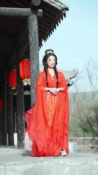 แสงหิ่งห้อยไม่อาจเทียบแสงจันทรา