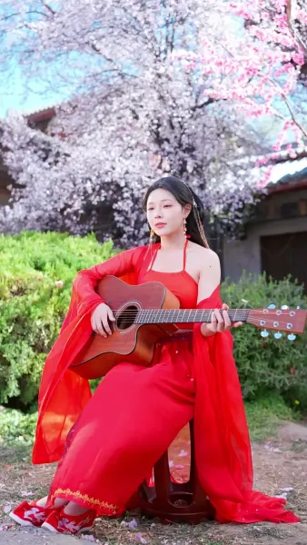 แสงหิ่งห้อยไม่อาจเทียบแสงจันทรา