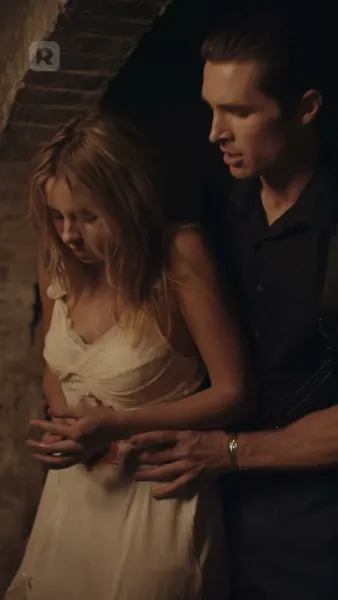 ถูกมัดมาด้วยความแค้น: นอนกับศัตรู