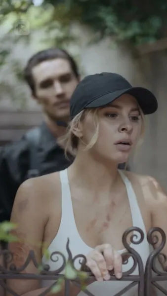 ถูกมัดมาด้วยความแค้น: นอนกับศัตรู