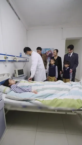 เด็กน้อยที่น่ารัก: แม่ของเธอสวยและสปอร์ต