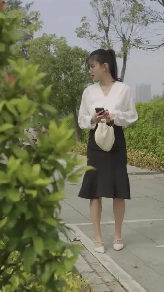 เด็กน้อยที่น่ารัก: แม่ของเธอสวยและสปอร์ต