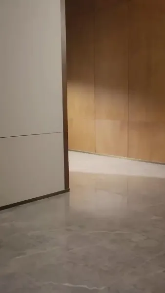 เด็กน้อยที่น่ารัก: แม่ของเธอสวยและสปอร์ต