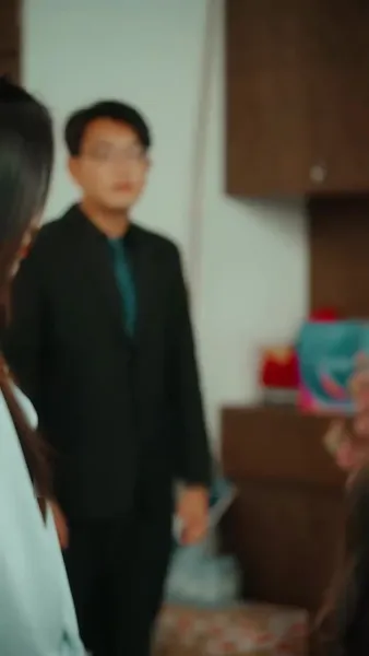 เด็กน้อยที่น่ารัก: แม่ของเธอสวยและสปอร์ต