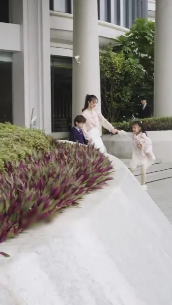 เด็กน้อยที่น่ารัก: แม่ของเธอสวยและสปอร์ต