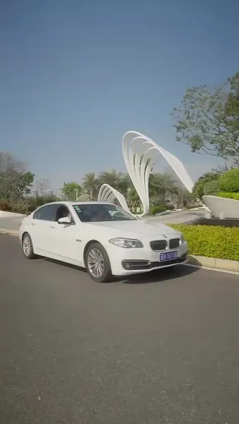 เด็กน้อยที่น่ารัก: แม่ของเธอสวยและสปอร์ต