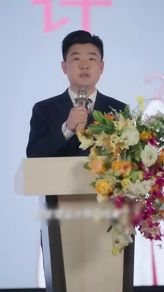 เด็กน้อยที่น่ารัก: แม่ของเธอสวยและสปอร์ต