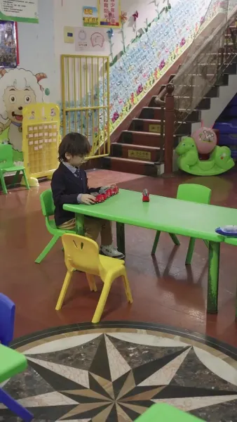 เด็กน้อยที่น่ารัก: แม่ของเธอสวยและสปอร์ต