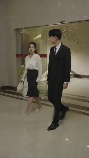 เด็กน้อยที่น่ารัก: แม่ของเธอสวยและสปอร์ต