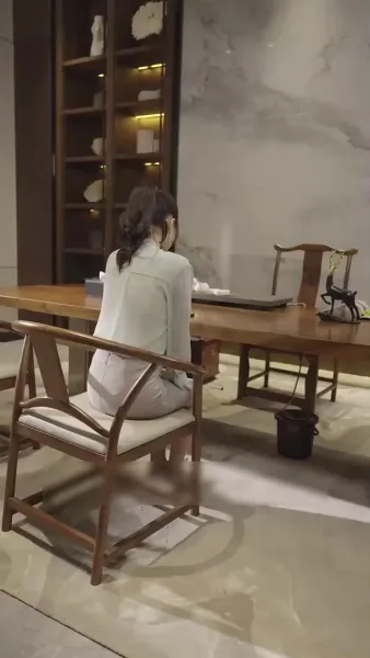 เด็กน้อยที่น่ารัก: แม่ของเธอสวยและสปอร์ต