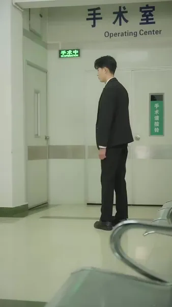 เด็กน้อยที่น่ารัก: แม่ของเธอสวยและสปอร์ต