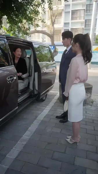 เด็กน้อยที่น่ารัก: แม่ของเธอสวยและสปอร์ต