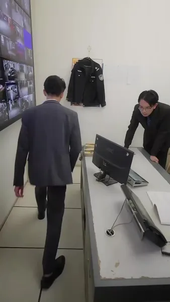 เด็กน้อยที่น่ารัก: แม่ของเธอสวยและสปอร์ต