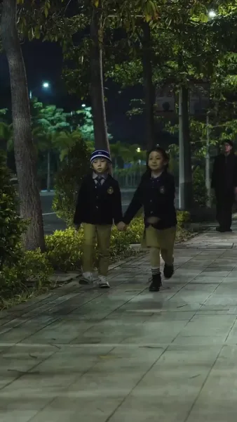 เด็กน้อยที่น่ารัก: แม่ของเธอสวยและสปอร์ต