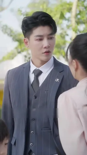 เด็กน้อยที่น่ารัก: แม่ของเธอสวยและสปอร์ต