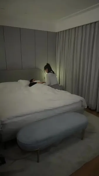 เด็กน้อยที่น่ารัก: แม่ของเธอสวยและสปอร์ต