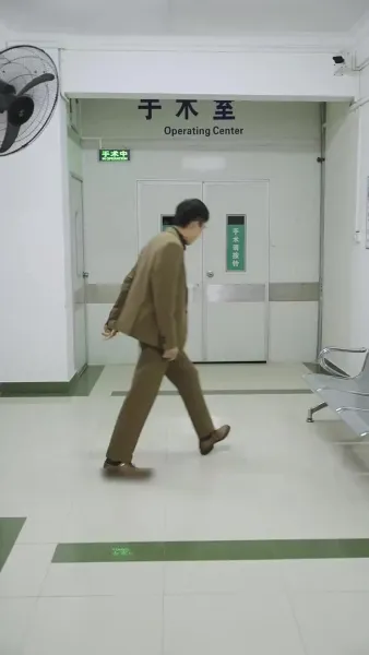 เด็กน้อยที่น่ารัก: แม่ของเธอสวยและสปอร์ต