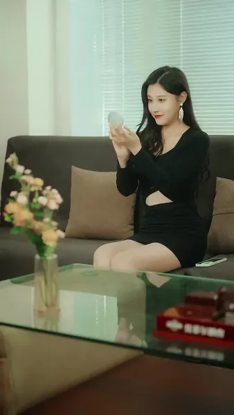 เด็กน้อยที่น่ารัก: แม่ของเธอสวยและสปอร์ต