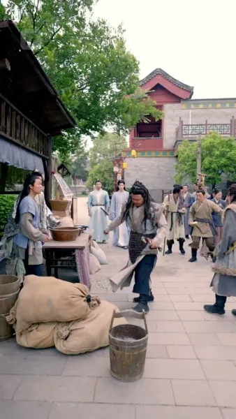 ความรักเบ่งบานท่ามกลางอำนาจ