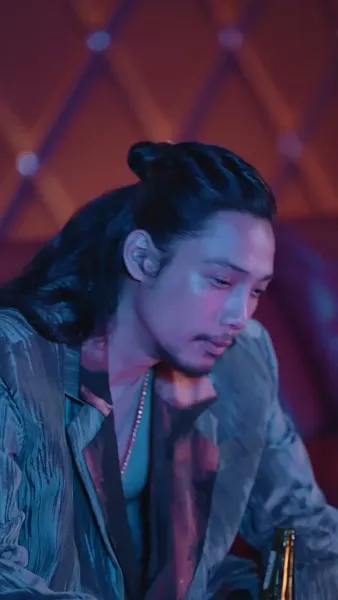 เงารักใต้ปีกหงส์