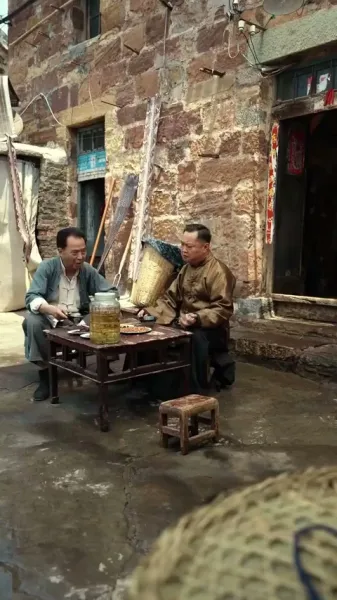 เขี้ยวและเงา