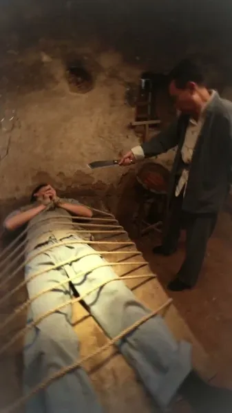 เขี้ยวและเงา