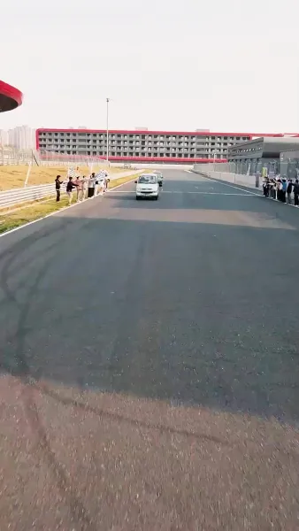 ฉันขับแท็กซี่ แล้วเก่งขึ้นนิดหน่อย มันผิดตรงไหนล่ะ