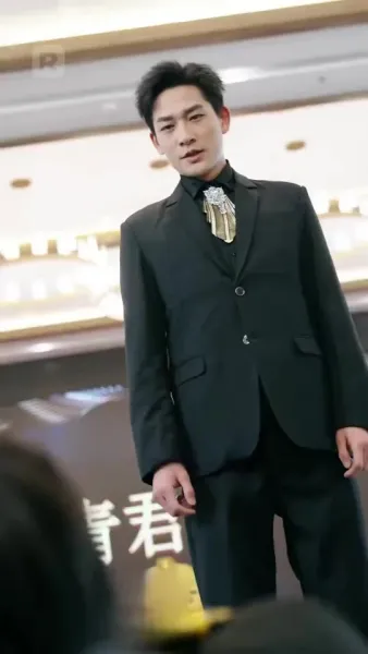 มังกรที่ถูกขังบินขึ้นไปบนท้องฟ้า