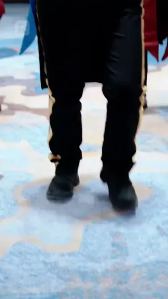 มังกรที่ถูกขังบินขึ้นไปบนท้องฟ้า