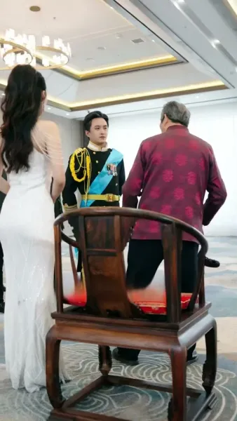 มังกรที่ถูกขังบินขึ้นไปบนท้องฟ้า